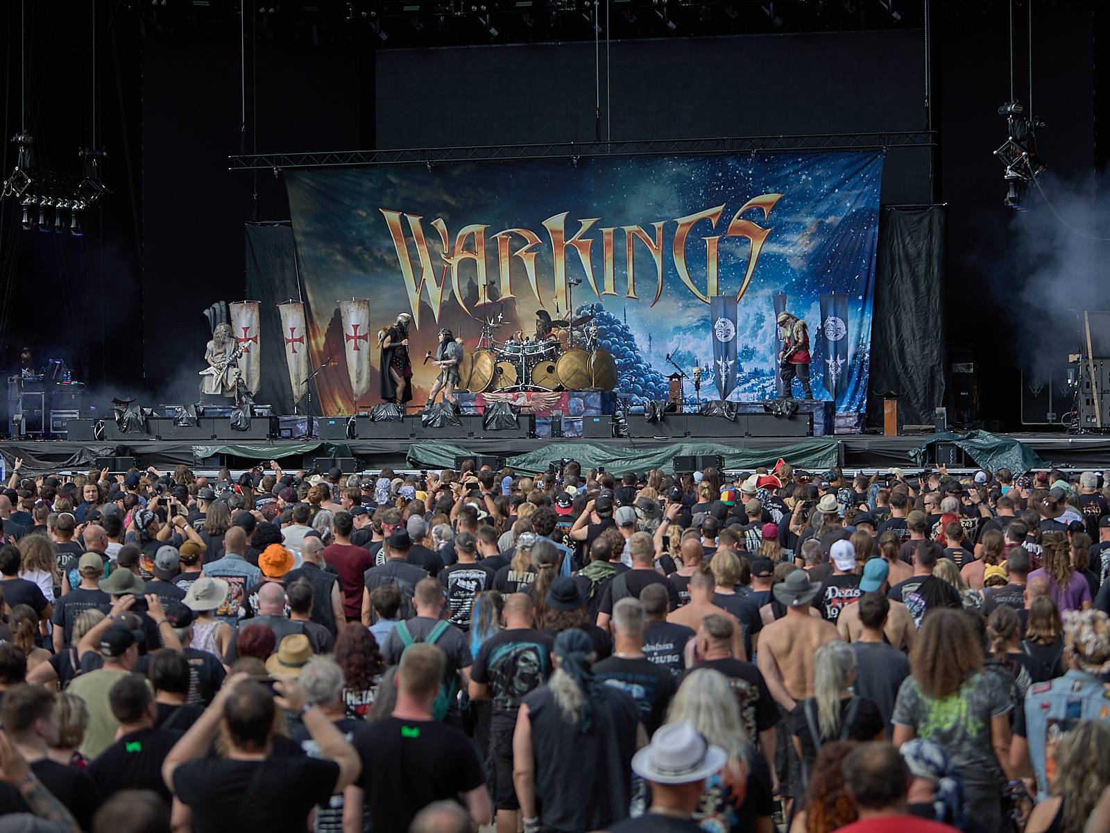 Masters of Rock, den čtvrtý: Ohnivé finále Powerwolf, skandování The HU a skákání s Korpiklaani
