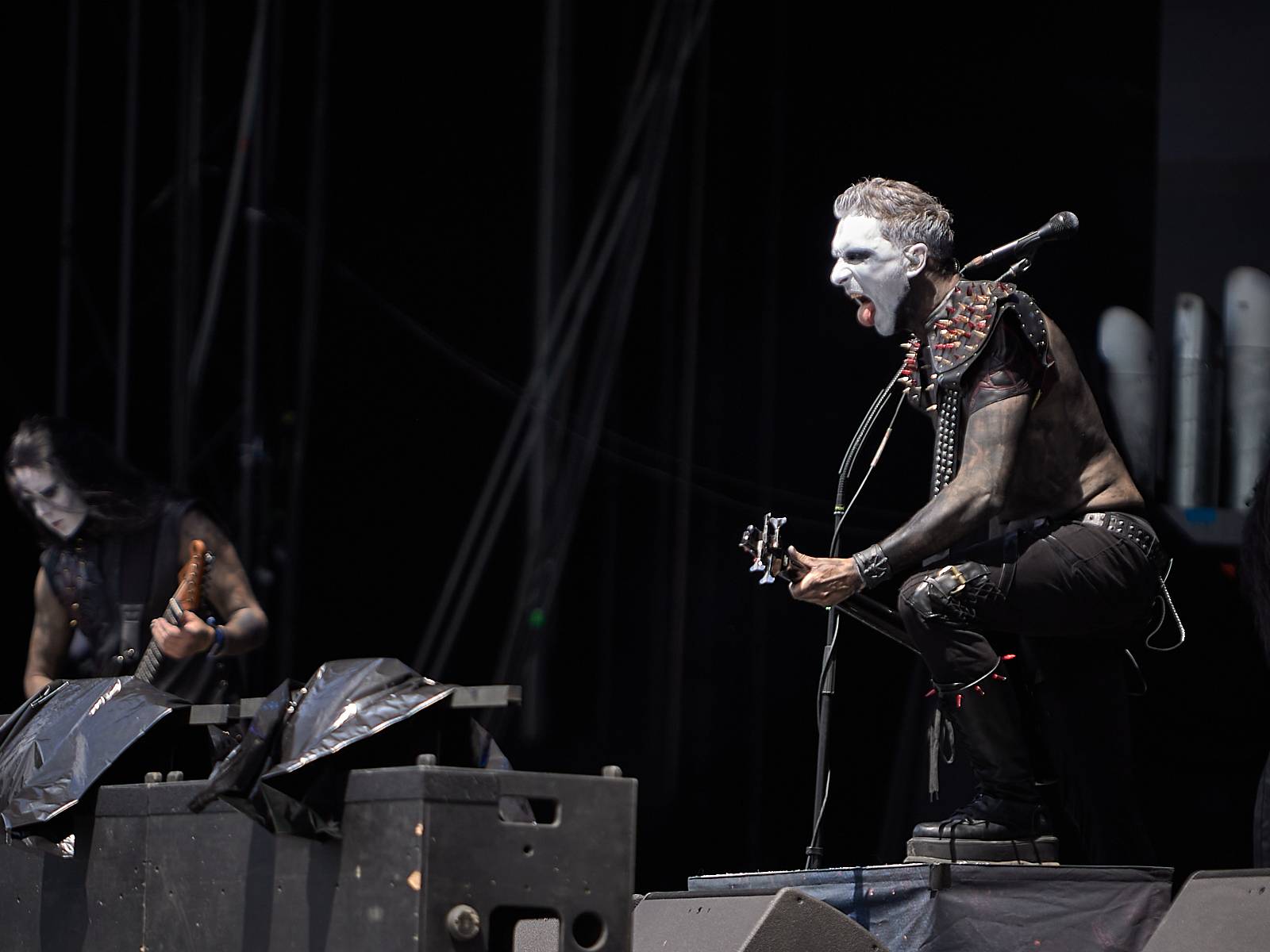 Masters of Rock, den čtvrtý: Ohnivé finále Powerwolf, skandování The HU a skákání s Korpiklaani