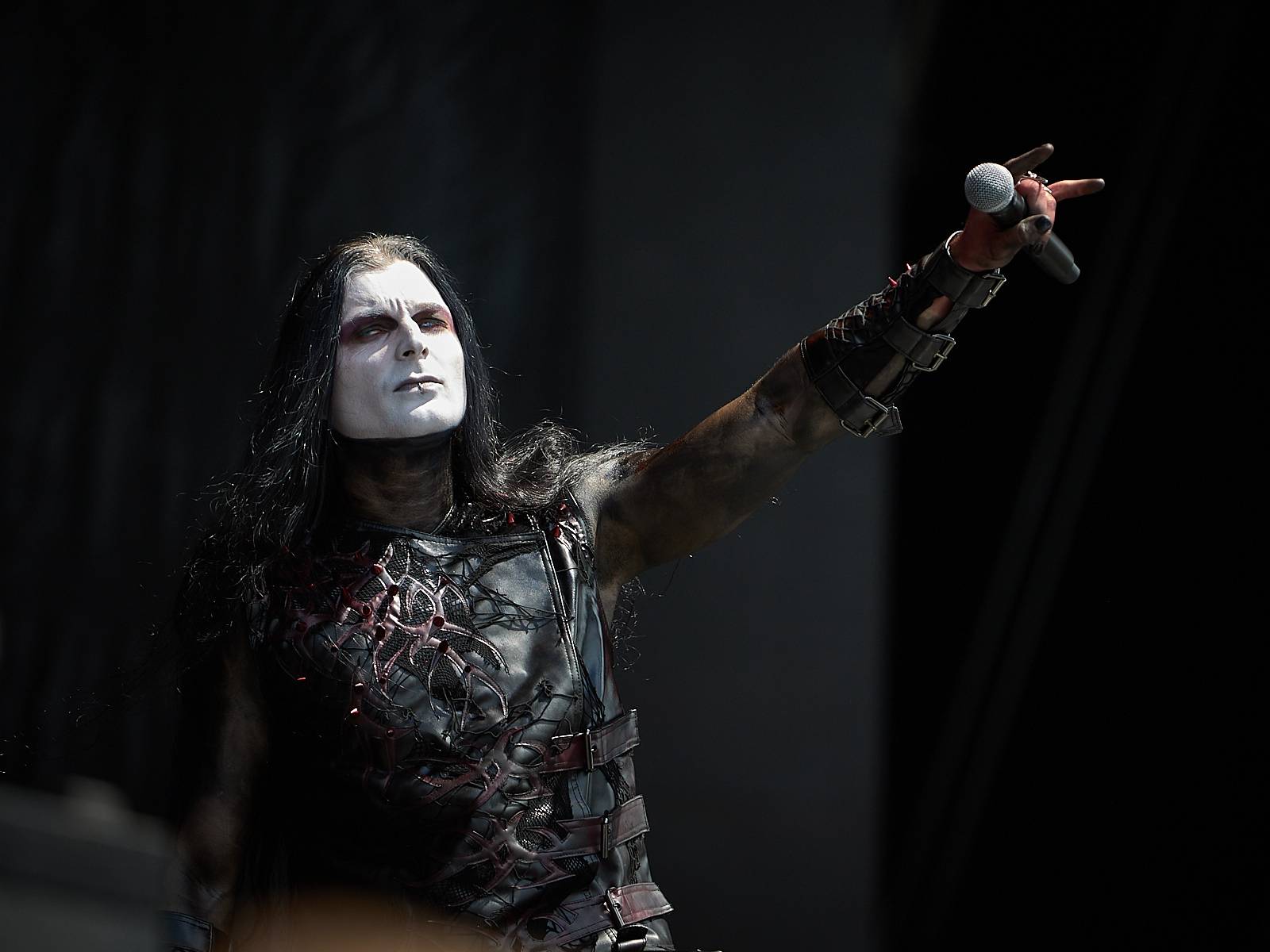 Masters of Rock, den čtvrtý: Ohnivé finále Powerwolf, skandování The HU a skákání s Korpiklaani