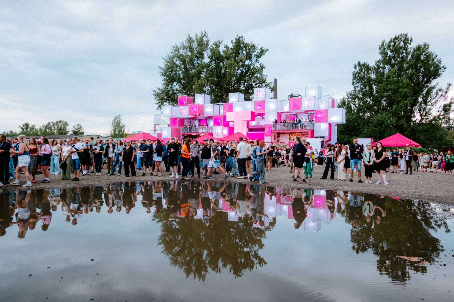 Festival Colours of Ostrava odstartoval. První den pod taktovkou Stinga, Shaggyho či Bena Cristovao se Sofianem Medjmedj