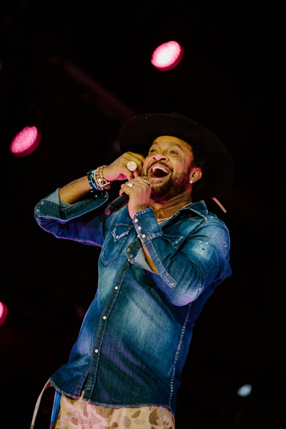 Festival Colours of Ostrava odstartoval. První den pod taktovkou Stinga, Shaggyho či Bena Cristovao se Sofianem Medjmedj