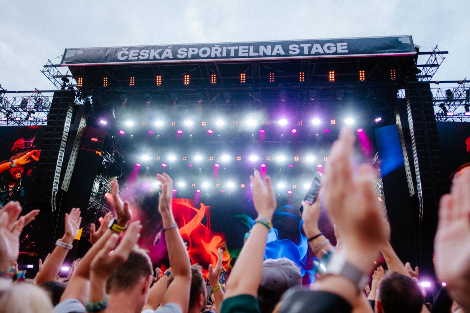 Festival Colours of Ostrava odstartoval. První den pod taktovkou Stinga, Shaggyho či Bena Cristovao se Sofianem Medjmedj