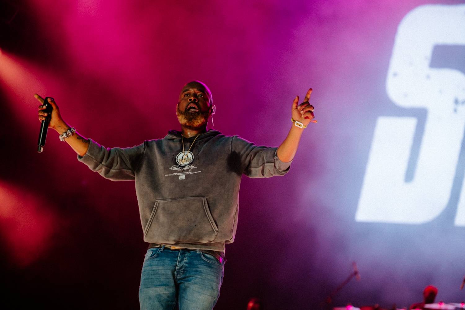 Festival Colours of Ostrava odstartoval. První den pod taktovkou Stinga, Shaggyho či Bena Cristovao se Sofianem Medjmedj