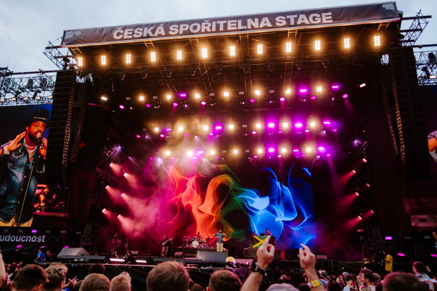 Festival Colours of Ostrava odstartoval. První den pod taktovkou Stinga, Shaggyho či Bena Cristovao se Sofianem Medjmedj