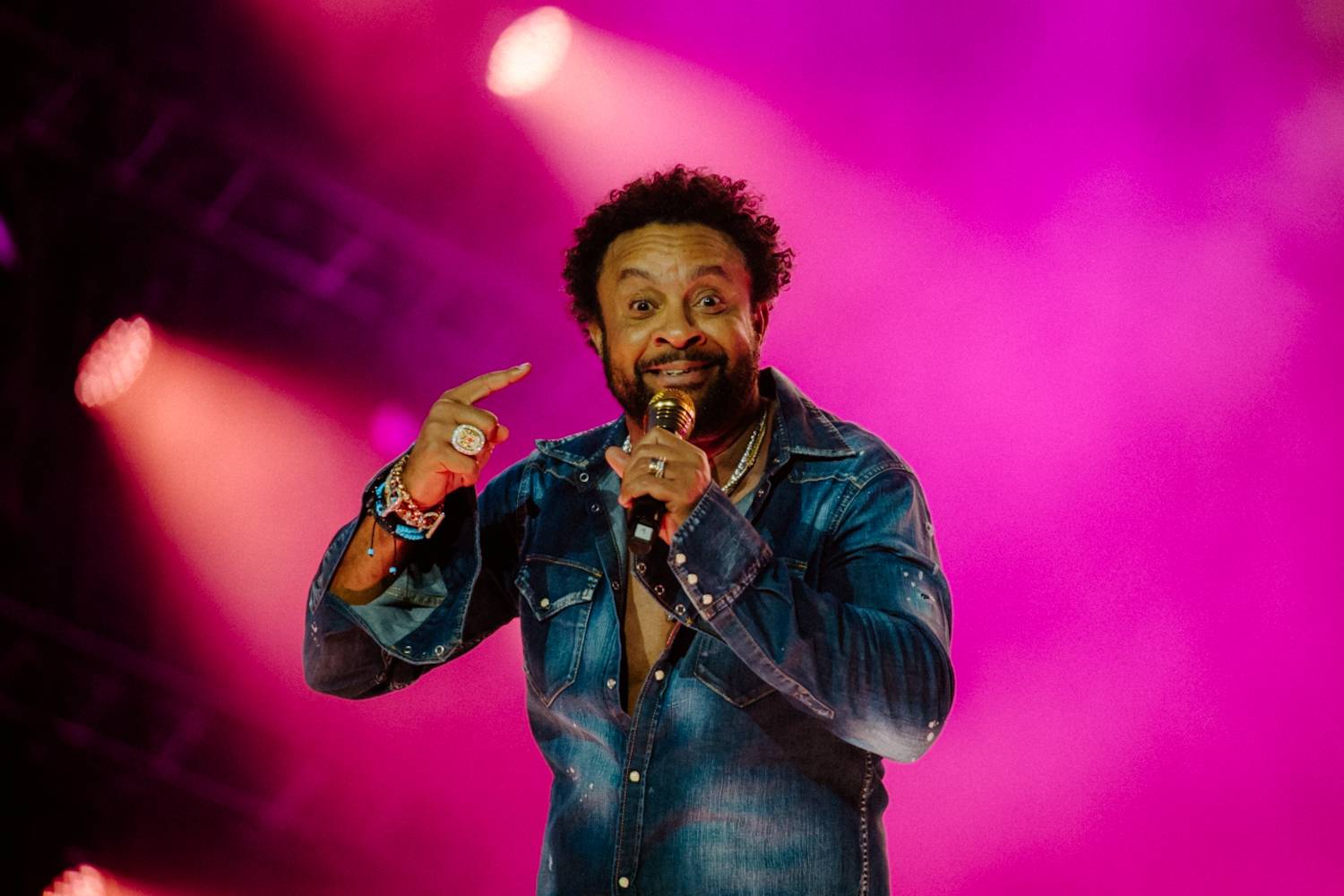 Festival Colours of Ostrava odstartoval. První den pod taktovkou Stinga, Shaggyho či Bena Cristovao se Sofianem Medjmedj