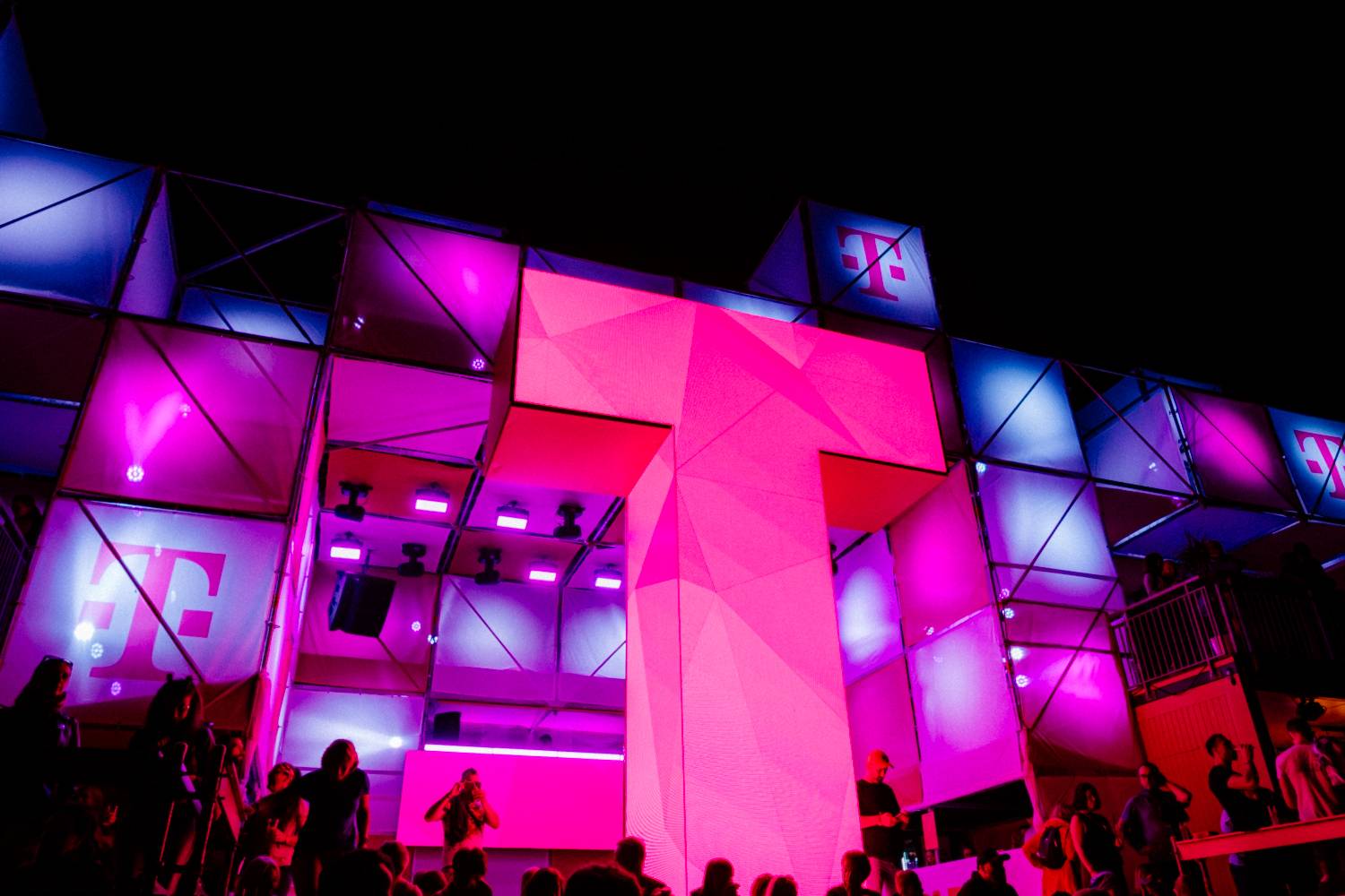 Festival Colours of Ostrava odstartoval. První den pod taktovkou Stinga, Shaggyho či Bena Cristovao se Sofianem Medjmedj