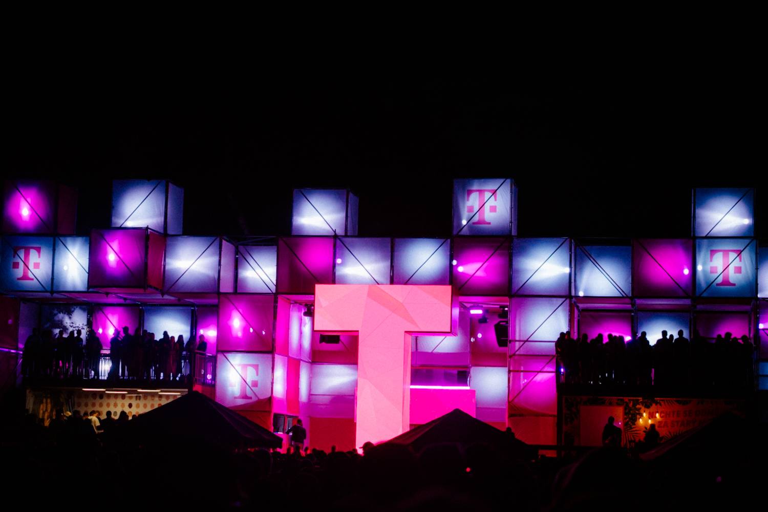 Festival Colours of Ostrava odstartoval. První den pod taktovkou Stinga, Shaggyho či Bena Cristovao se Sofianem Medjmedj