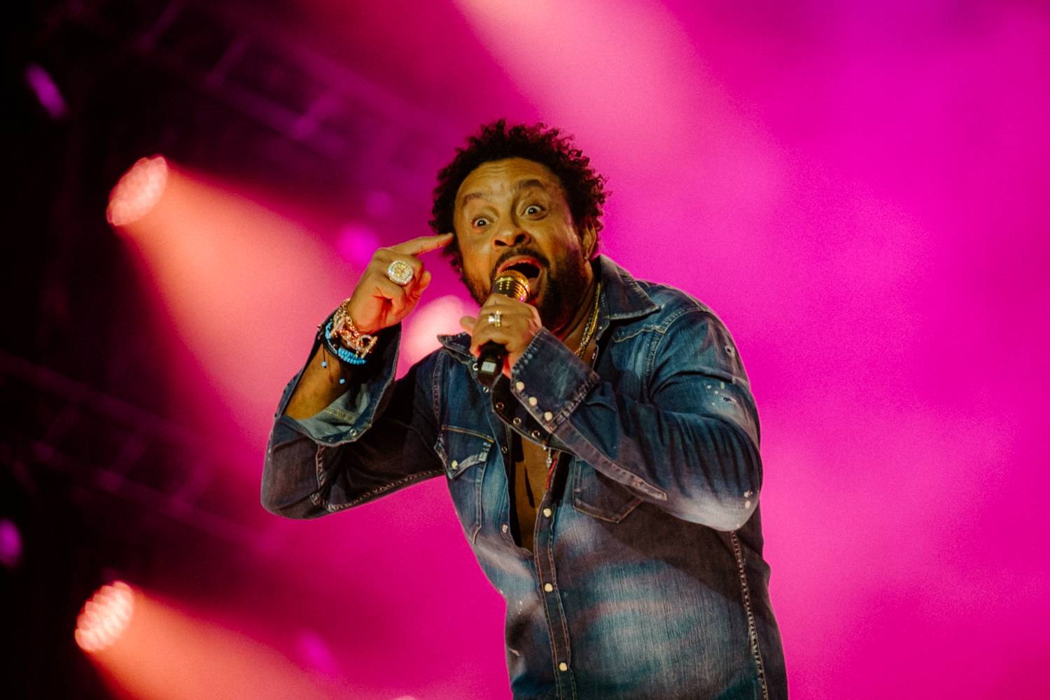 Festival Colours of Ostrava odstartoval. První den pod taktovkou Stinga, Shaggyho či Bena Cristovao se Sofianem Medjmedj