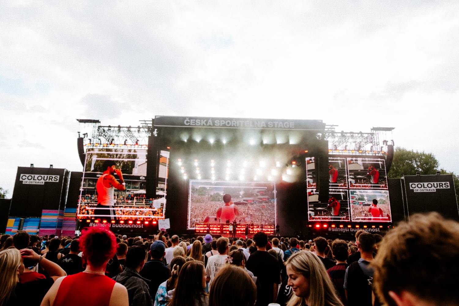 Druhý den řádili na Colours of Ostrava Calin, Finneas, rychlí kluci i Noga Erez