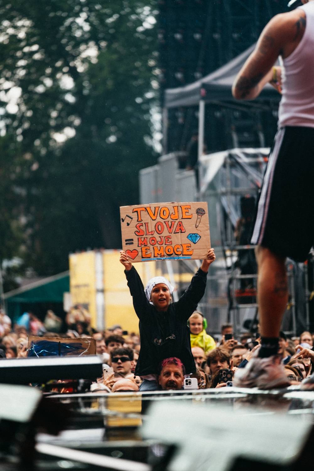 Druhý den řádili na Colours of Ostrava Calin, Finneas, rychlí kluci i Noga Erez