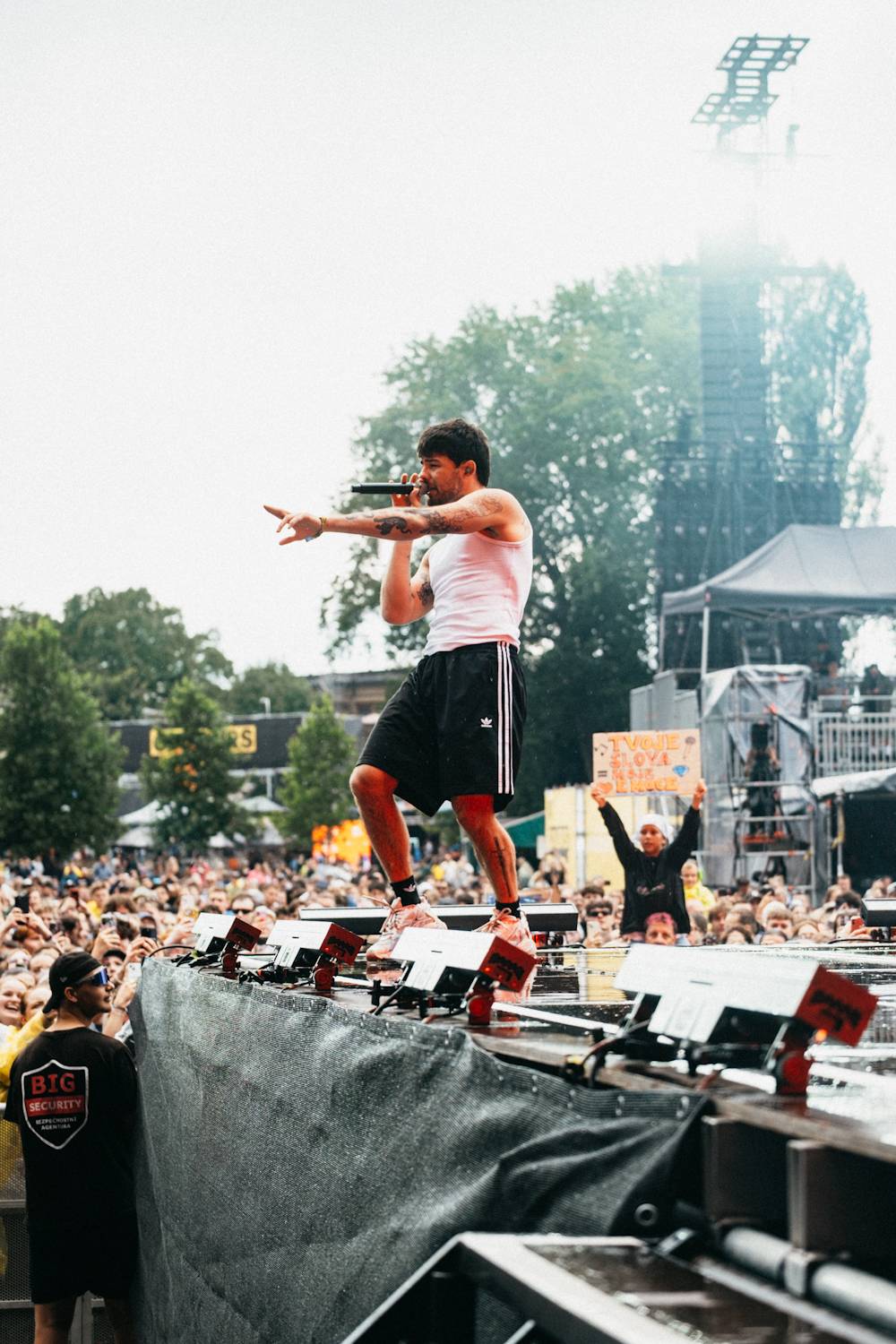 Druhý den řádili na Colours of Ostrava Calin, Finneas, rychlí kluci i Noga Erez