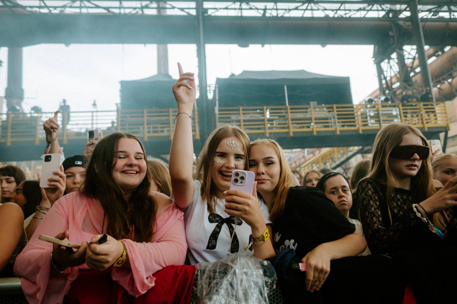 Druhý den řádili na Colours of Ostrava Calin, Finneas, rychlí kluci i Noga Erez