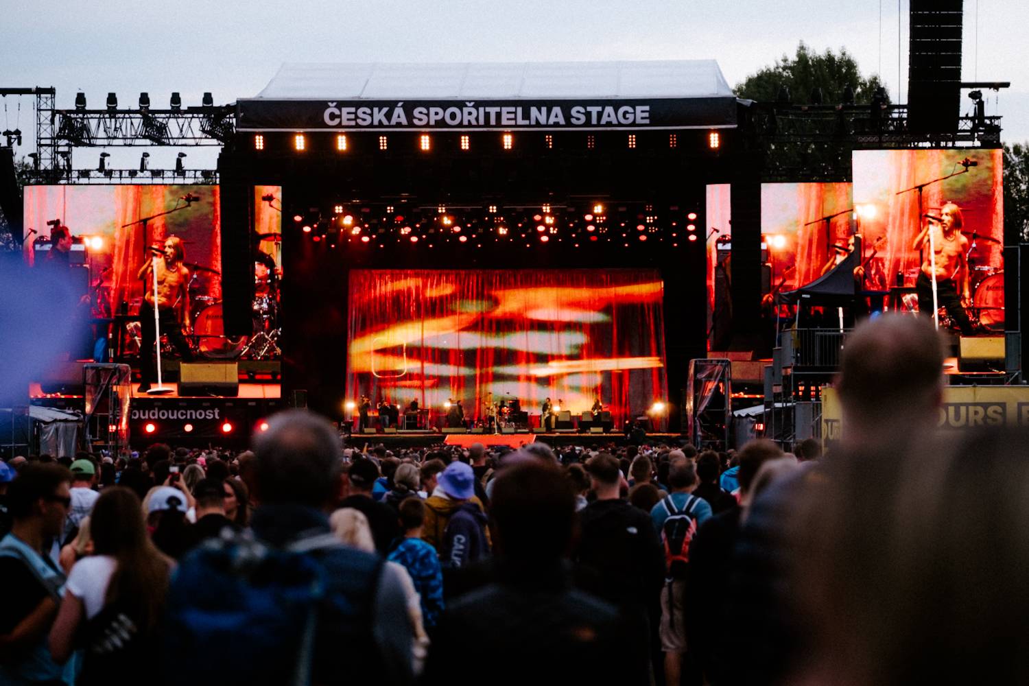 Druhý den řádili na Colours of Ostrava Calin, Finneas, rychlí kluci i Noga Erez