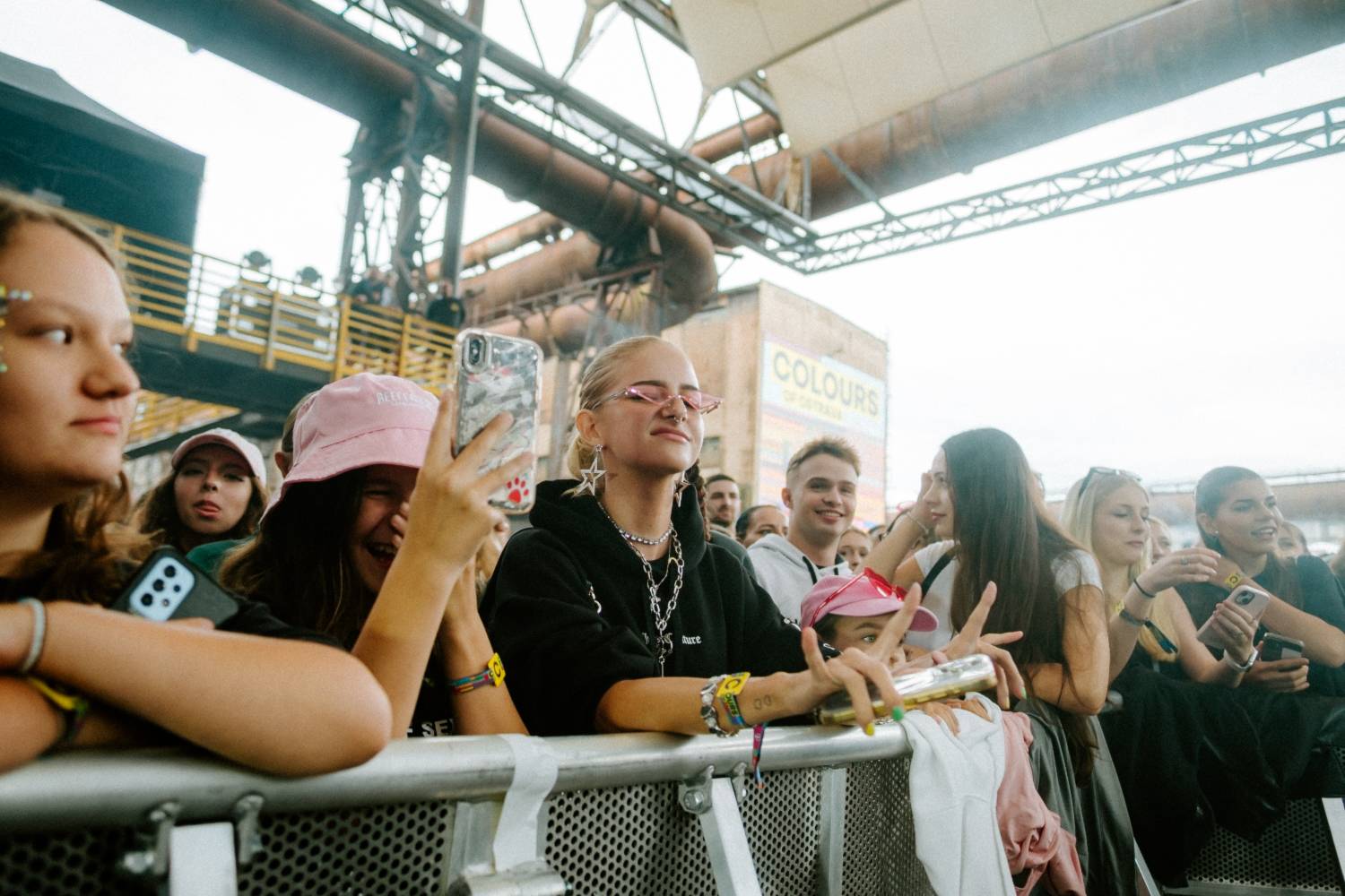 Druhý den řádili na Colours of Ostrava Calin, Finneas, rychlí kluci i Noga Erez