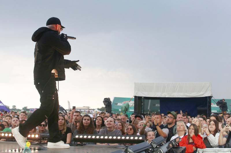 Cibulafest, den první: Zamračeno, ale bez bouřek. Fanoušky rozezpívali Sima, Queenie i Horkýže Slíže