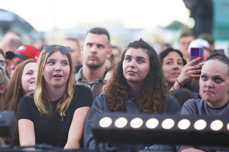Cibulafest, den první: Zamračeno, ale bez bouřek. Fanoušky rozezpívali Sima, Queenie i Horkýže Slíže