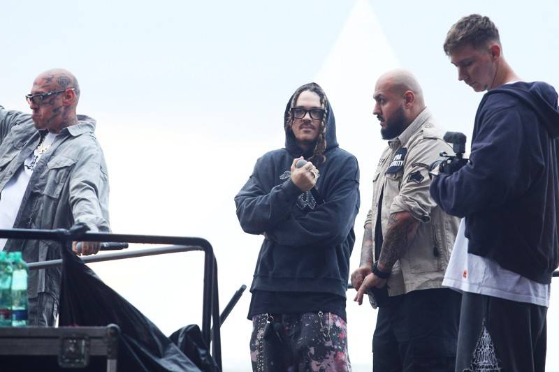 Cibulafest, den první: Zamračeno, ale bez bouřek. Fanoušky rozezpívali Sima, Queenie i Horkýže Slíže