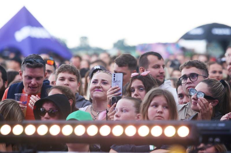 Cibulafest, den první: Zamračeno, ale bez bouřek. Fanoušky rozezpívali Sima, Queenie i Horkýže Slíže