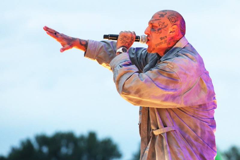 Cibulafest, den první: Zamračeno, ale bez bouřek. Fanoušky rozezpívali Sima, Queenie i Horkýže Slíže