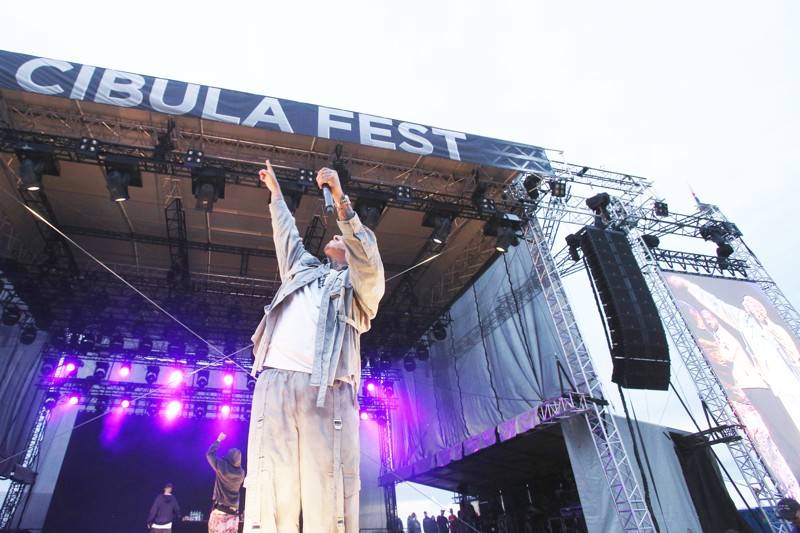 Cibulafest, den první: Zamračeno, ale bez bouřek. Fanoušky rozezpívali Sima, Queenie i Horkýže Slíže