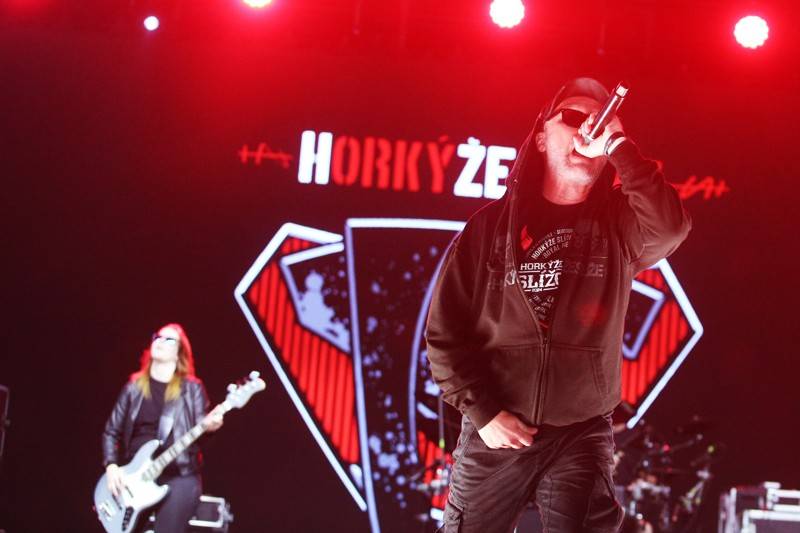 Cibulafest, den první: Zamračeno, ale bez bouřek. Fanoušky rozezpívali Sima, Queenie i Horkýže Slíže