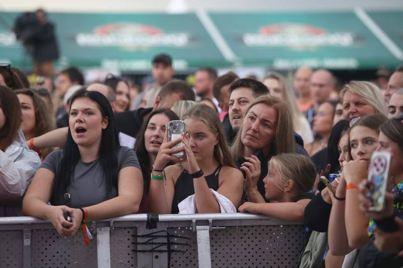 Cibulafest, den první: Zamračeno, ale bez bouřek. Fanoušky rozezpívali Sima, Queenie i Horkýže Slíže