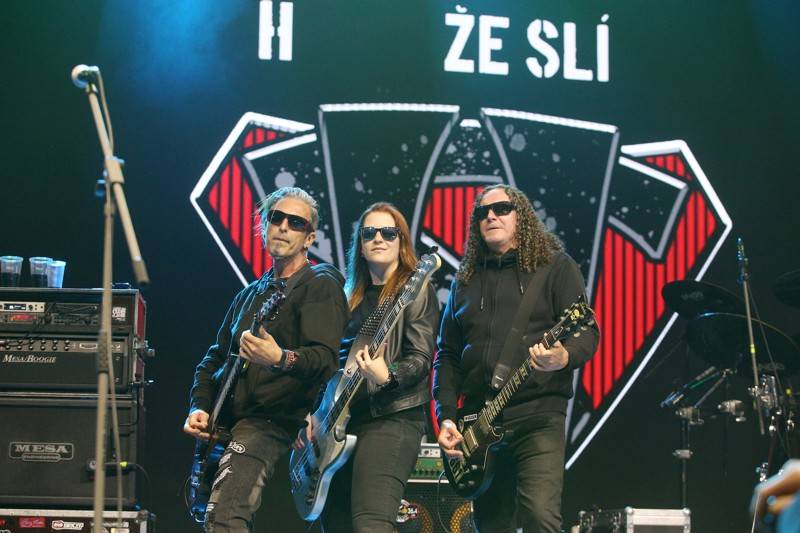 Cibulafest, den první: Zamračeno, ale bez bouřek. Fanoušky rozezpívali Sima, Queenie i Horkýže Slíže