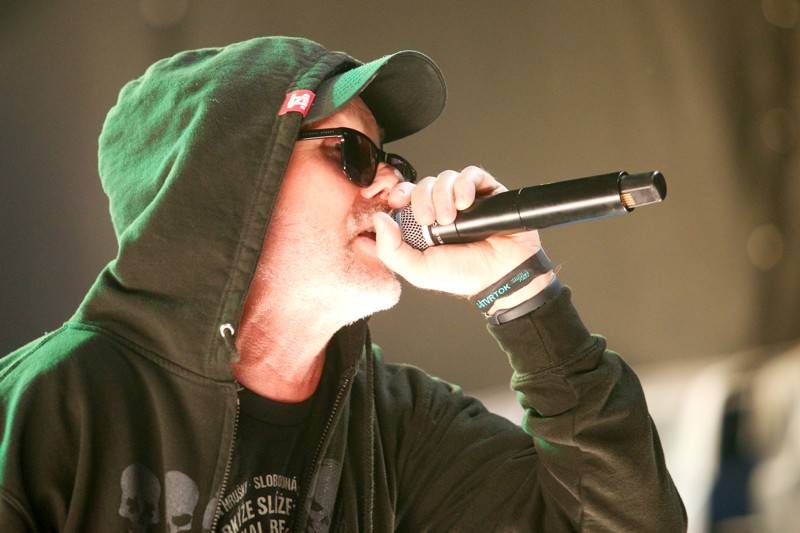 Cibulafest, den první: Zamračeno, ale bez bouřek. Fanoušky rozezpívali Sima, Queenie i Horkýže Slíže