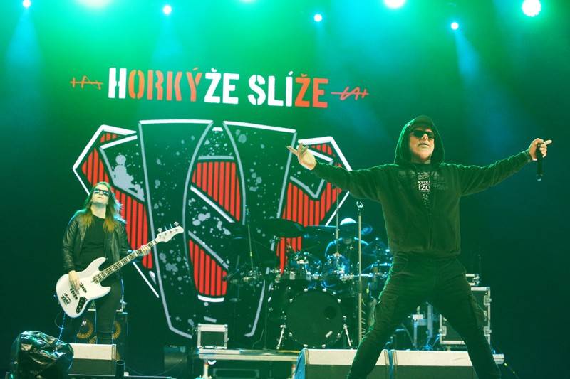 Cibulafest, den první: Zamračeno, ale bez bouřek. Fanoušky rozezpívali Sima, Queenie i Horkýže Slíže