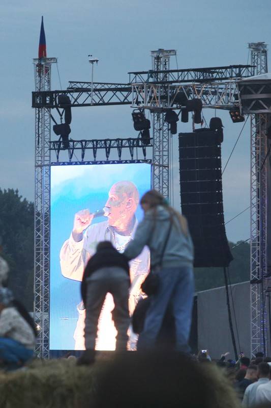 Cibulafest, den první: Zamračeno, ale bez bouřek. Fanoušky rozezpívali Sima, Queenie i Horkýže Slíže