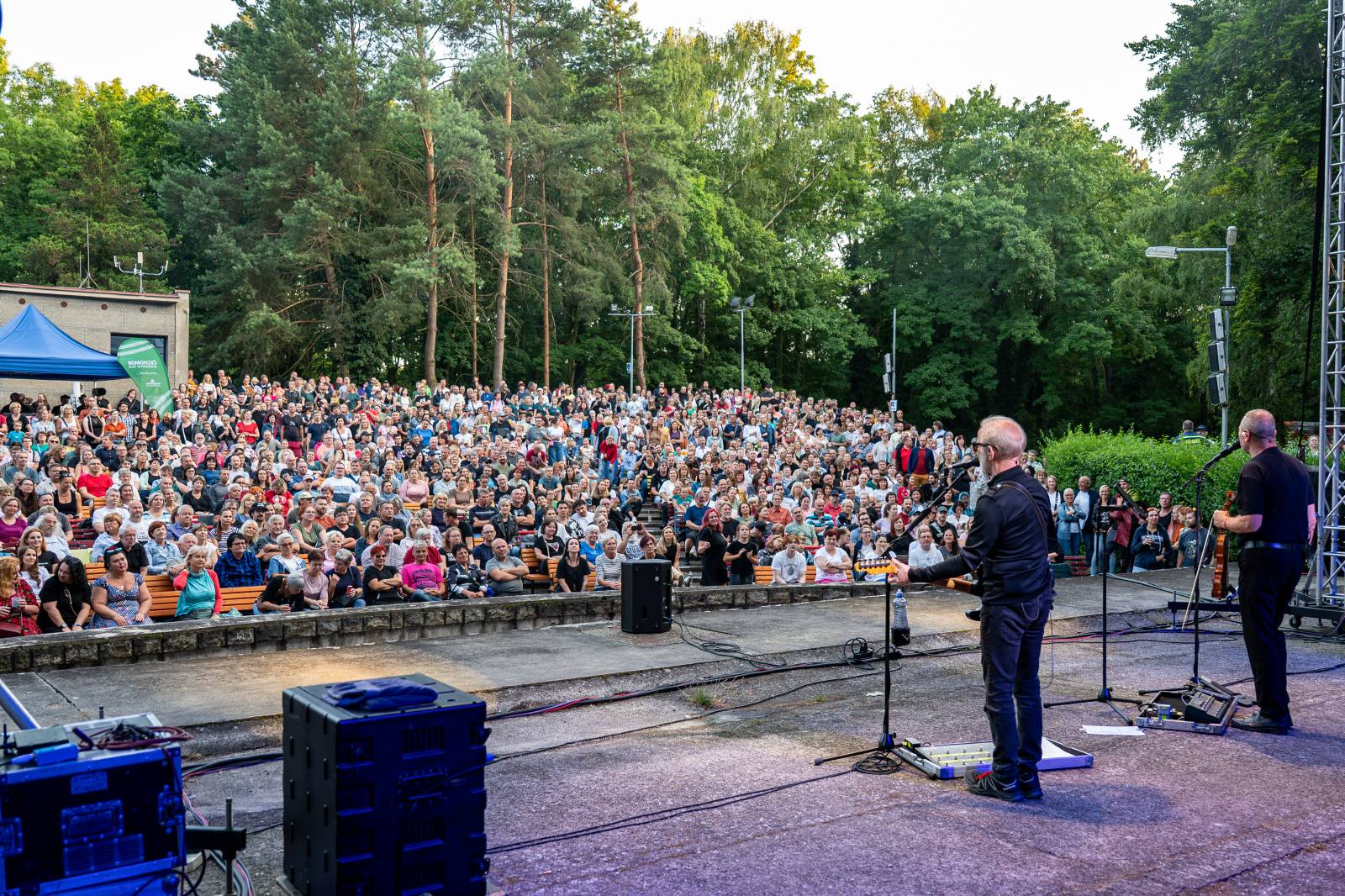 Oblíbené vypalovačky i novinky z aktuálního alba. Čechomor bavil publikum ve Slaném