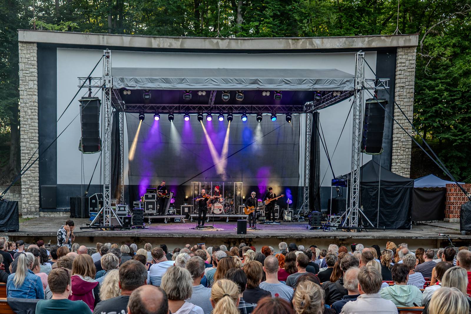 Oblíbené vypalovačky i novinky z aktuálního alba. Čechomor bavil publikum ve Slaném