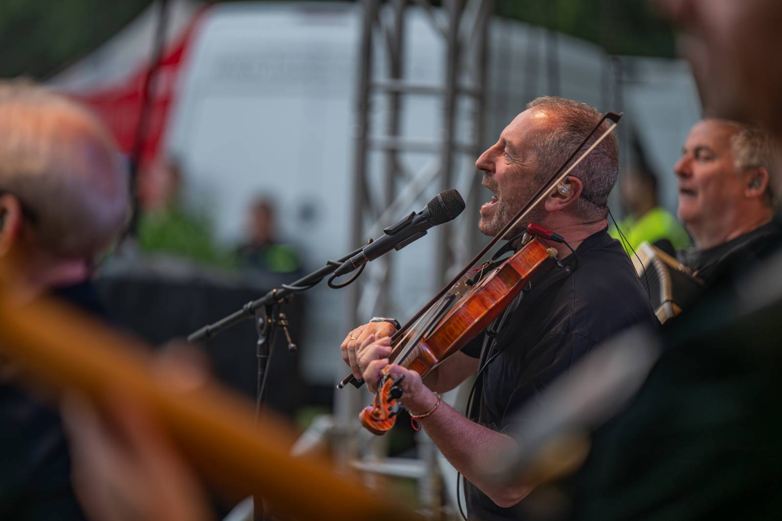 Oblíbené vypalovačky i novinky z aktuálního alba. Čechomor bavil publikum ve Slaném