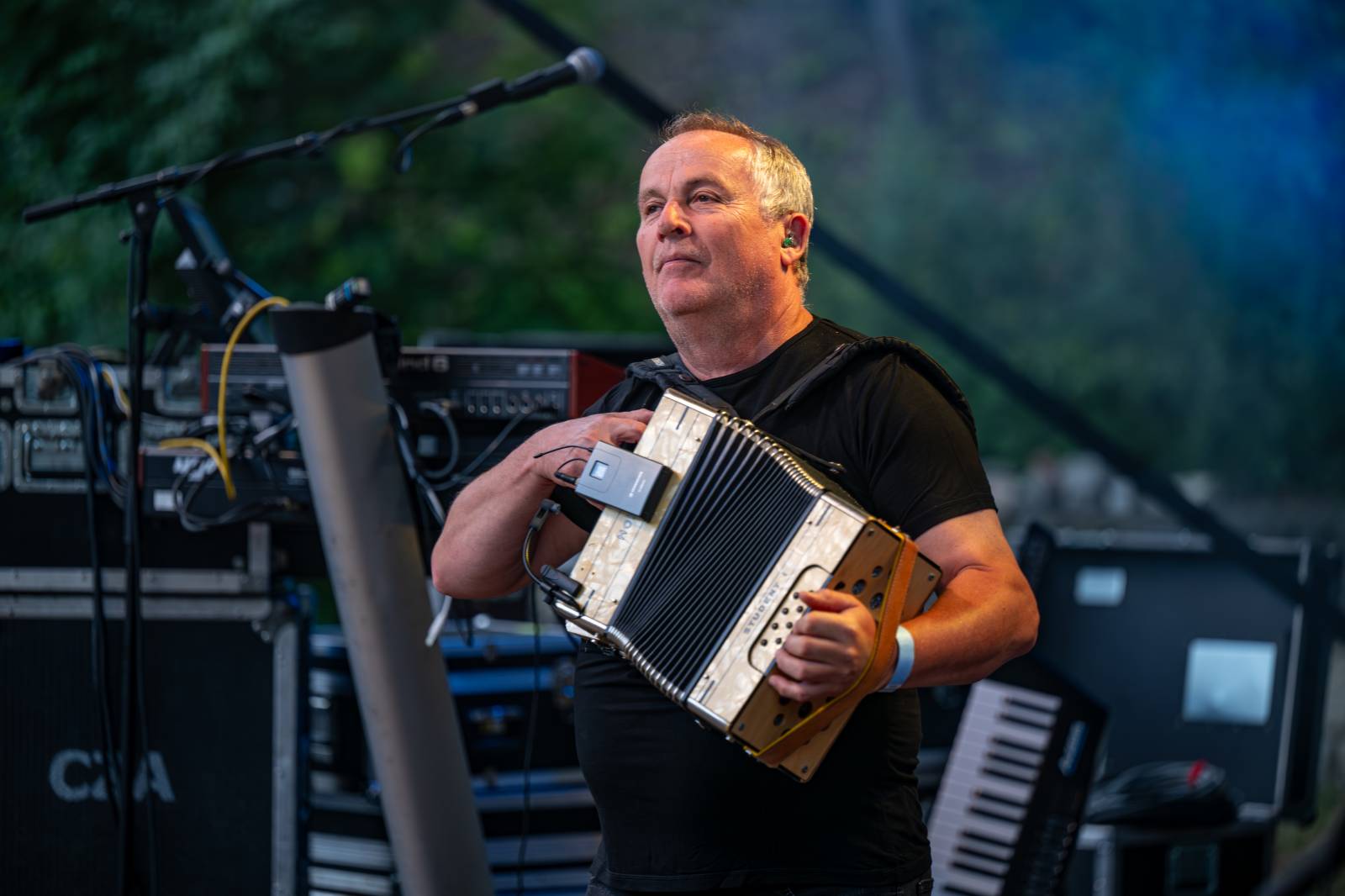 Oblíbené vypalovačky i novinky z aktuálního alba. Čechomor bavil publikum ve Slaném