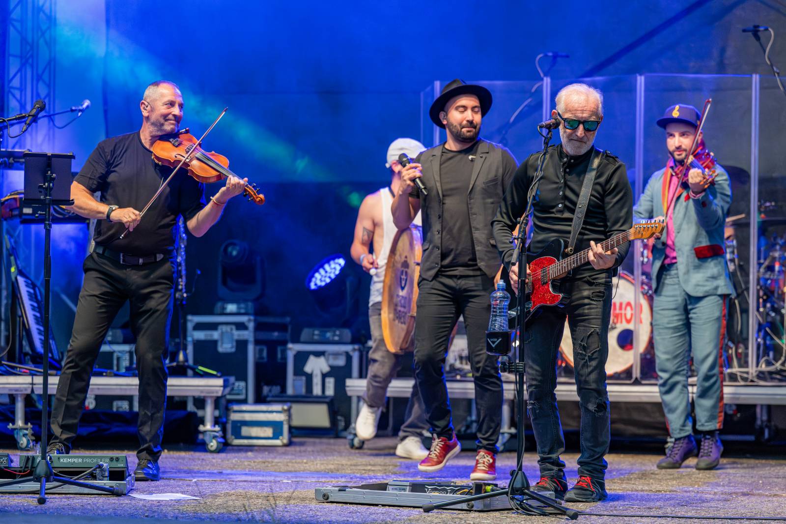 Oblíbené vypalovačky i novinky z aktuálního alba. Čechomor bavil publikum ve Slaném