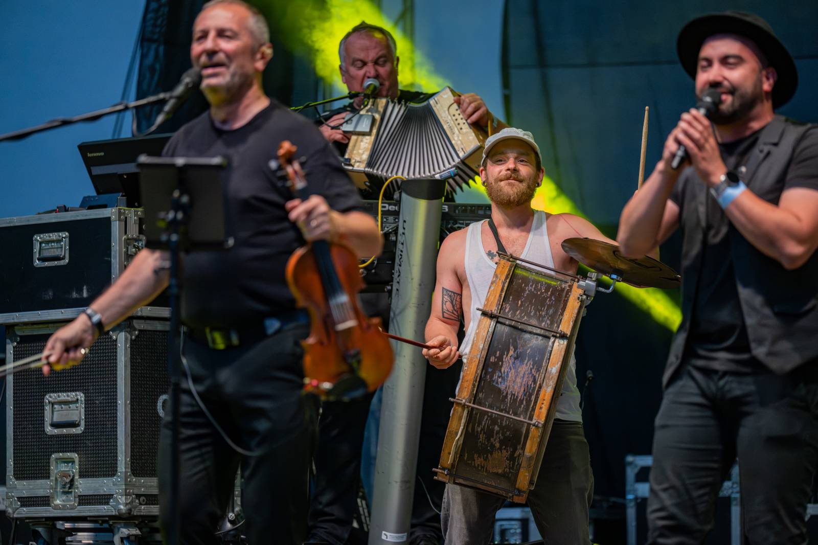 Oblíbené vypalovačky i novinky z aktuálního alba. Čechomor bavil publikum ve Slaném
