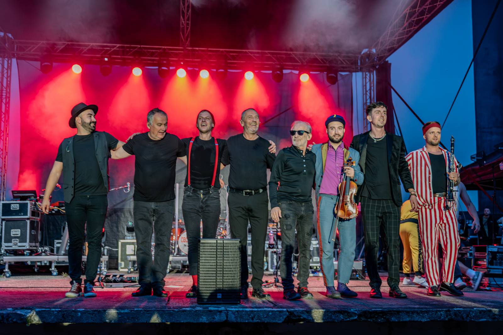 Oblíbené vypalovačky i novinky z aktuálního alba. Čechomor bavil publikum ve Slaném