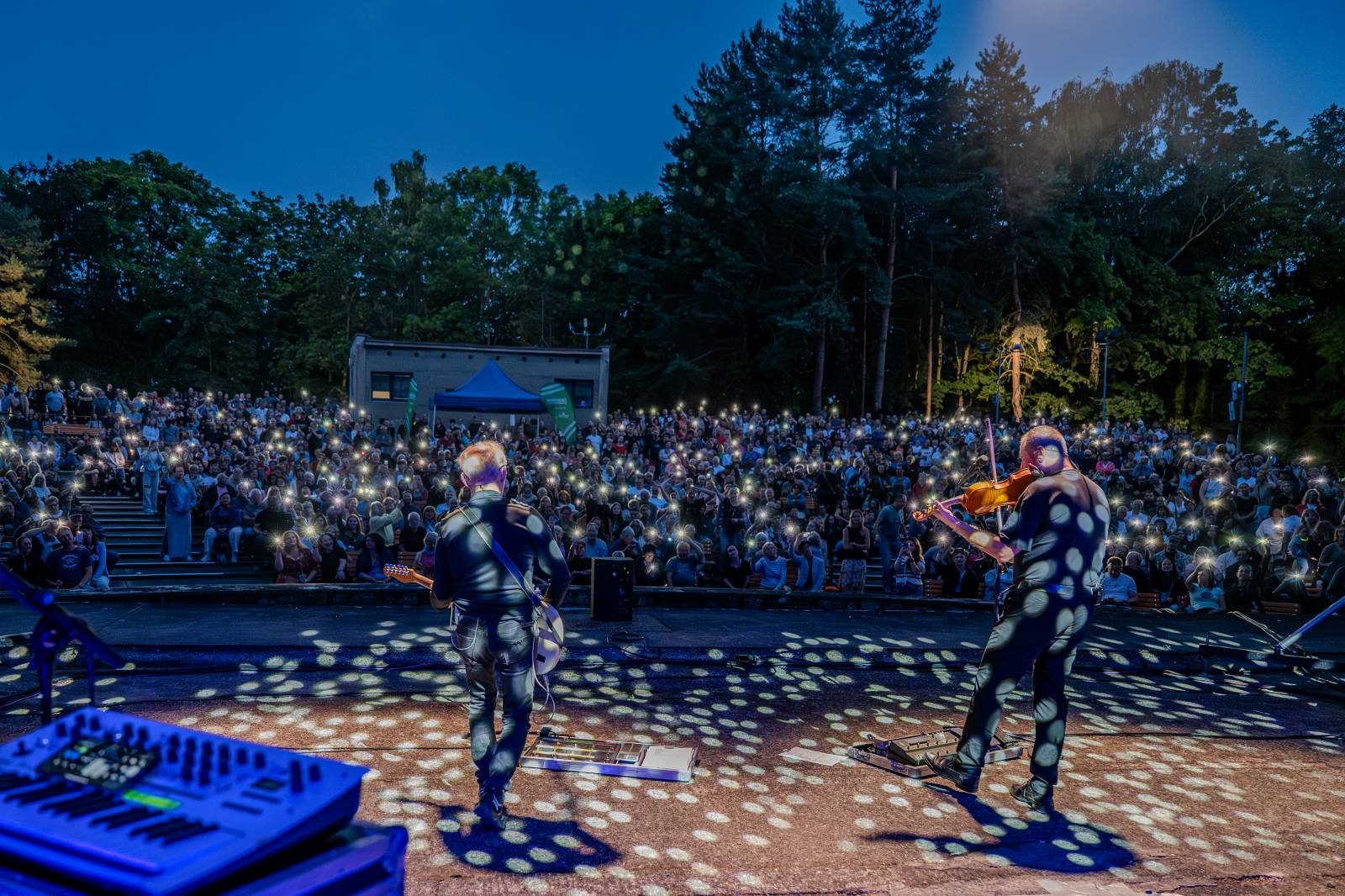 Oblíbené vypalovačky i novinky z aktuálního alba. Čechomor bavil publikum ve Slaném