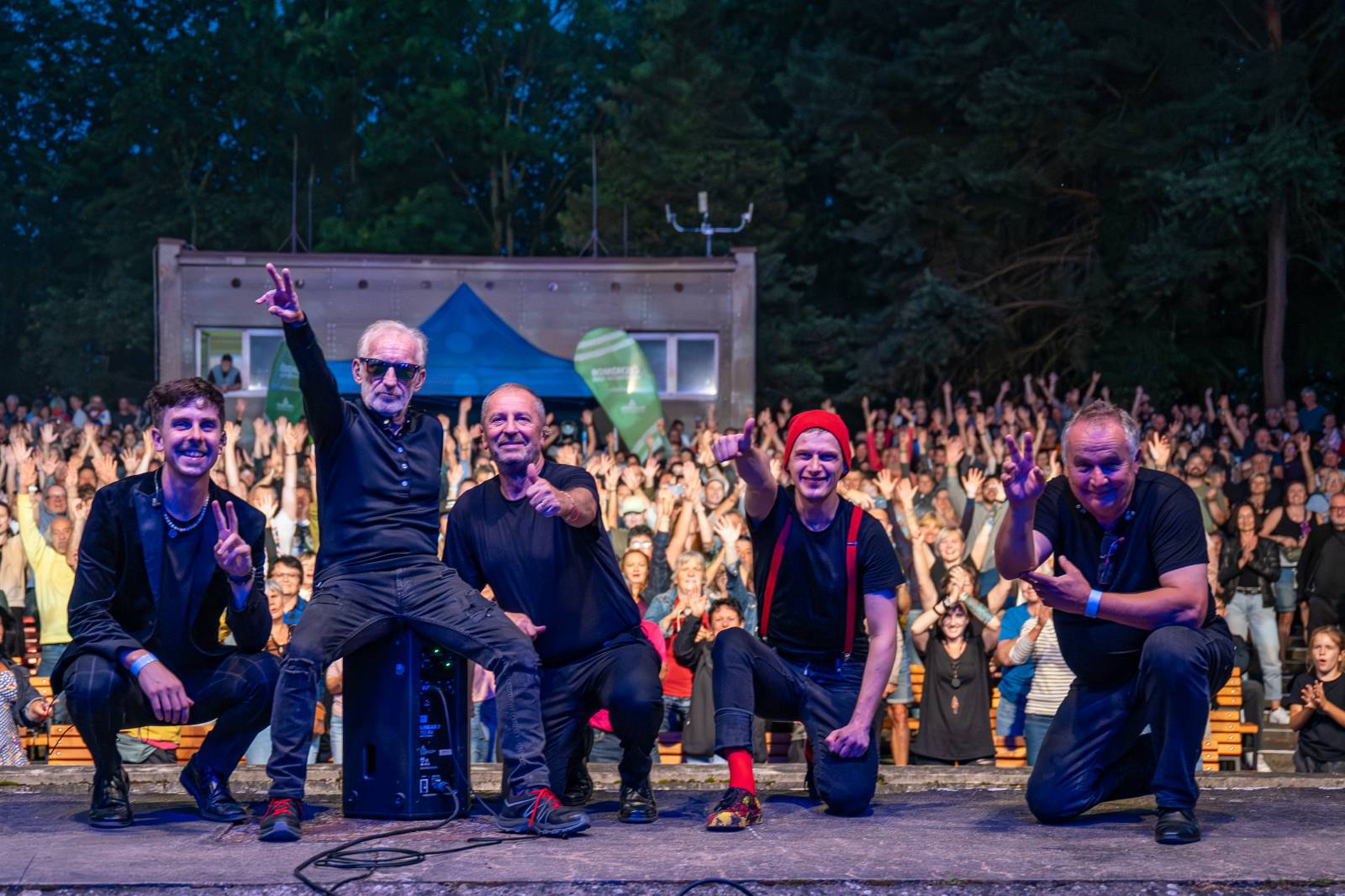 Oblíbené vypalovačky i novinky z aktuálního alba. Čechomor bavil publikum ve Slaném