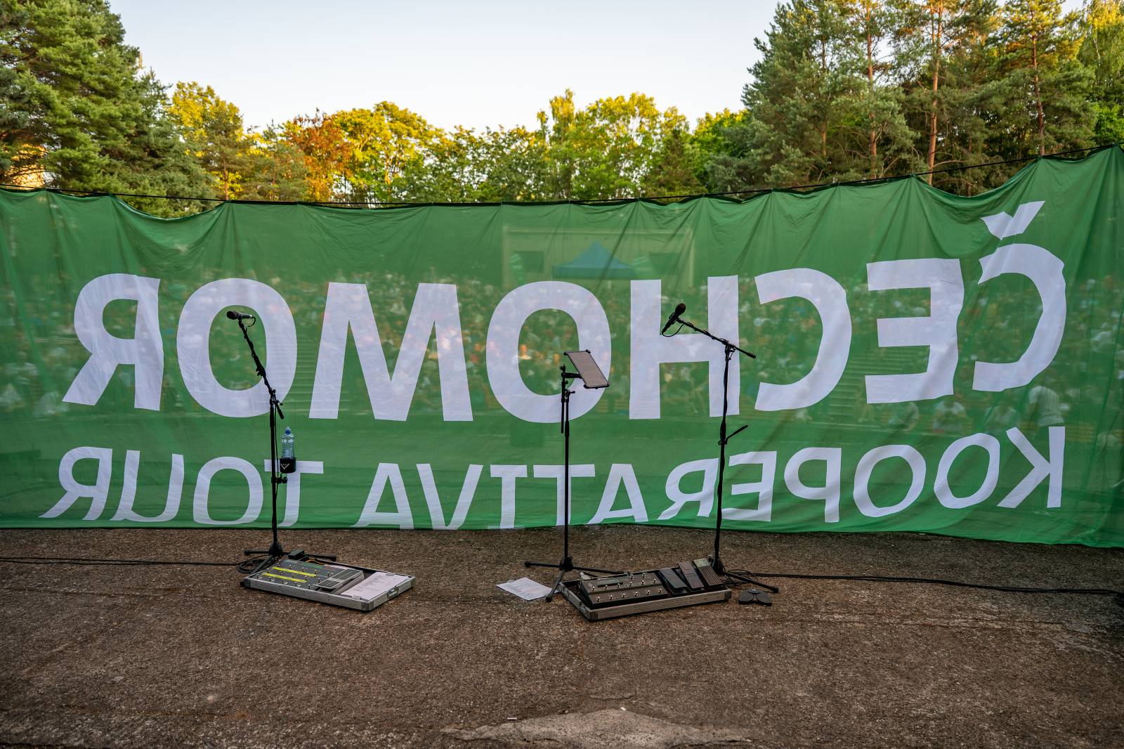 Oblíbené vypalovačky i novinky z aktuálního alba. Čechomor bavil publikum ve Slaném