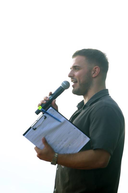 Cibulafest, den druhý: Tomáš Klus na pouti publikem a ohnivé show Kabátu a Škworu