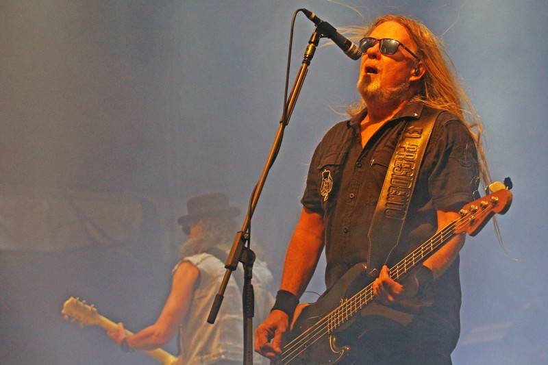 Cibulafest, den druhý: Tomáš Klus na pouti publikem a ohnivé show Kabátu a Škworu