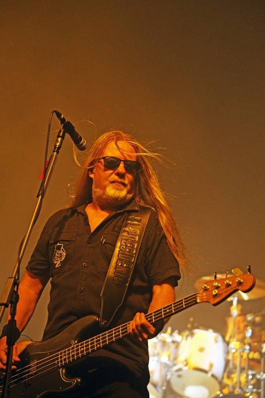 Cibulafest, den druhý: Tomáš Klus na pouti publikem a ohnivé show Kabátu a Škworu