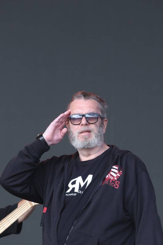 Cibulafest, den druhý: Tomáš Klus na pouti publikem a ohnivé show Kabátu a Škworu