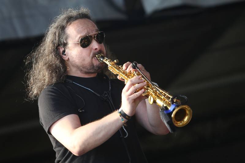 Cibulafest, den druhý: Tomáš Klus na pouti publikem a ohnivé show Kabátu a Škworu