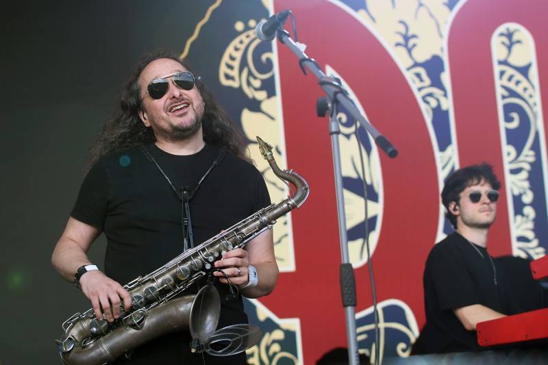 Cibulafest, den druhý: Tomáš Klus na pouti publikem a ohnivé show Kabátu a Škworu