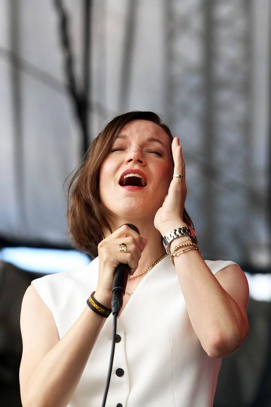 Cibulafest, den druhý: Tomáš Klus na pouti publikem a ohnivé show Kabátu a Škworu