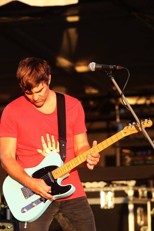 Cibulafest, den druhý: Tomáš Klus na pouti publikem a ohnivé show Kabátu a Škworu