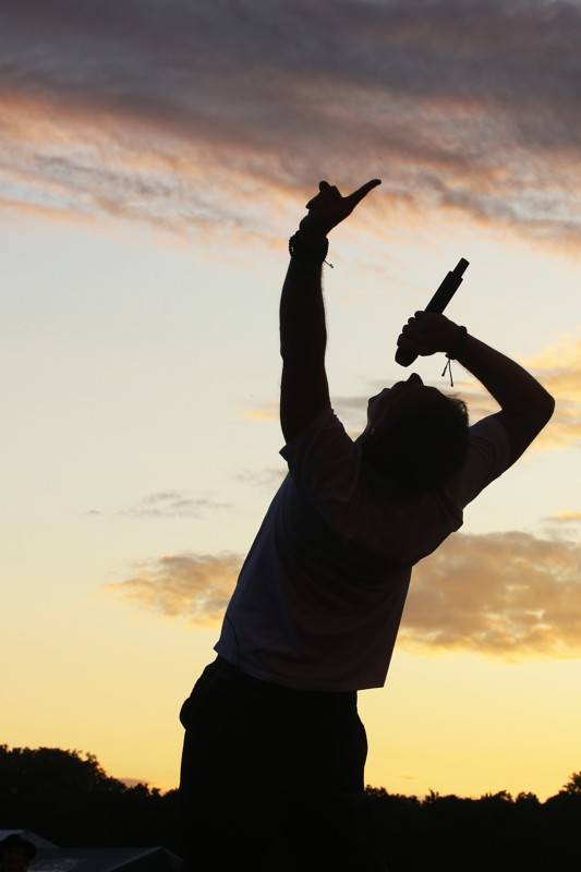 Cibulafest, den druhý: Tomáš Klus na pouti publikem a ohnivé show Kabátu a Škworu