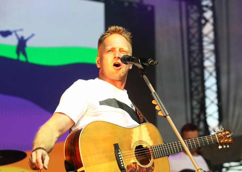 Cibulafest, den druhý: Tomáš Klus na pouti publikem a ohnivé show Kabátu a Škworu